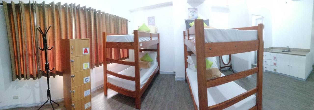 V - Rooms Hostel (Adults Only) Makati City Exteriör bild